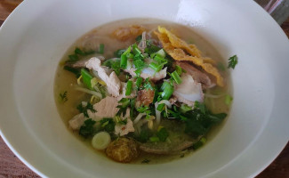 ร้านก๋วยเตี๋ยวพรศรี เลิศรส food