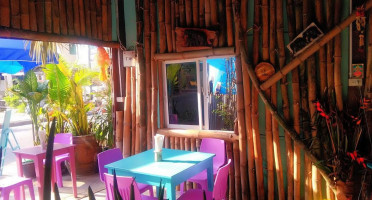Pizza Khirikhan inside