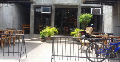 Taps Mix Resto Laurel outside
