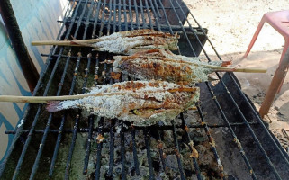 ไก่ย่างพรทิพย์ food