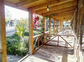 ครัวริมทะเล กระซ้าขาว สมุทรสาคร outside