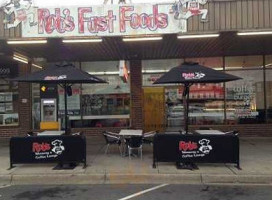 Rob's Takeaway And Coffee Lounge outside
