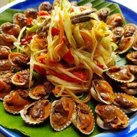 ส้มตำชานชาลา food