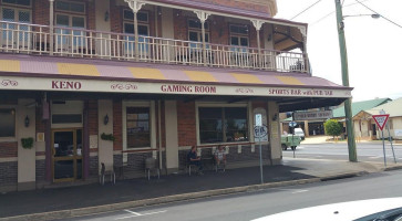 The Old Bundy Tavern outside
