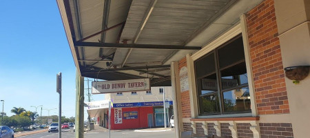 The Old Bundy Tavern outside