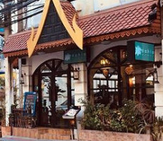 Dahla Thai outside
