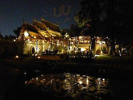 Farang Ses outside
