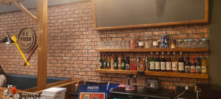 Uspizza Modasa inside