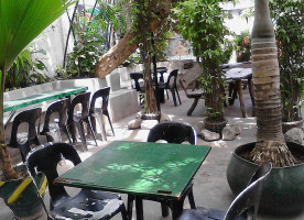 Ysp Avenue Grill outside