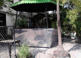 Ysp Avenue Grill outside