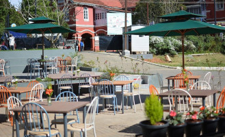 Le Cafe outside