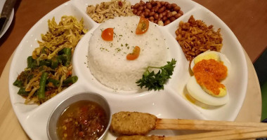 District 7 The Hunger Place food