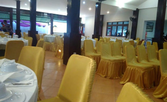 Candi Resto inside