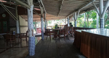 Kampung Toga Villa Resto inside