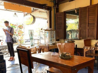 Aroy Dee ผัดไทย คั่วไก่