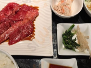 Píng Chéng Yuàn Kuān Yǎ Tíng Chūn Rì Bù Diàn