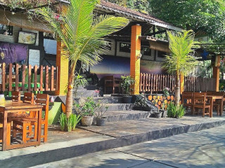 The Manglung Cafe