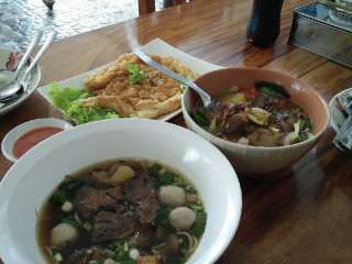 ร้านก๋วยเตี๋ยวเนื้อตุ๋น