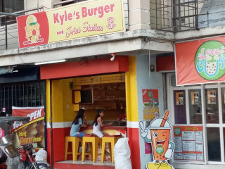 Kyle's Burger And Fries Station