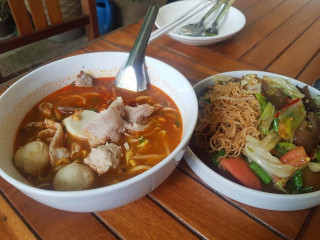 ก๋วยเตี๋ยวหมูเด้งต้มยำไข่เยิ้ม